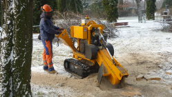 Stump cutter on tracked chassis hand-operated with an environmentally-friendly engine with fuel injection. P 38 M - EFI